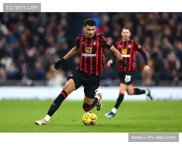 前锋回撤拿球拉动两翼：用空间调动胜负的战术美学与商业落地